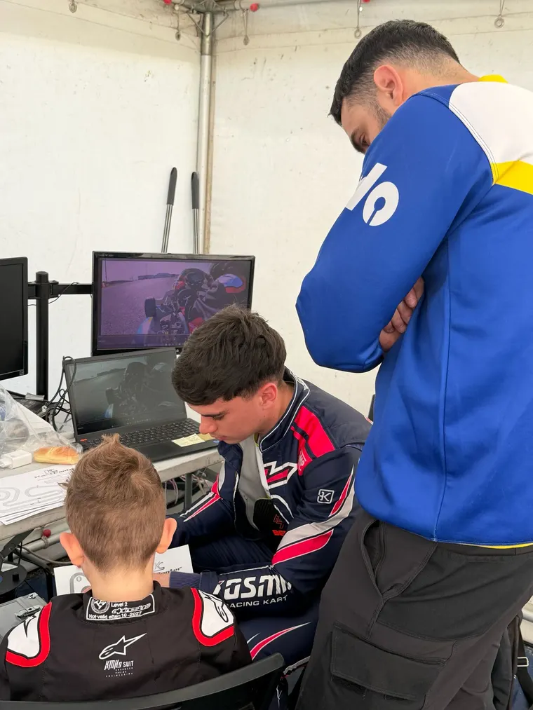 Equipo de ALC Motorsport analizando información durante una jornada de karting.
