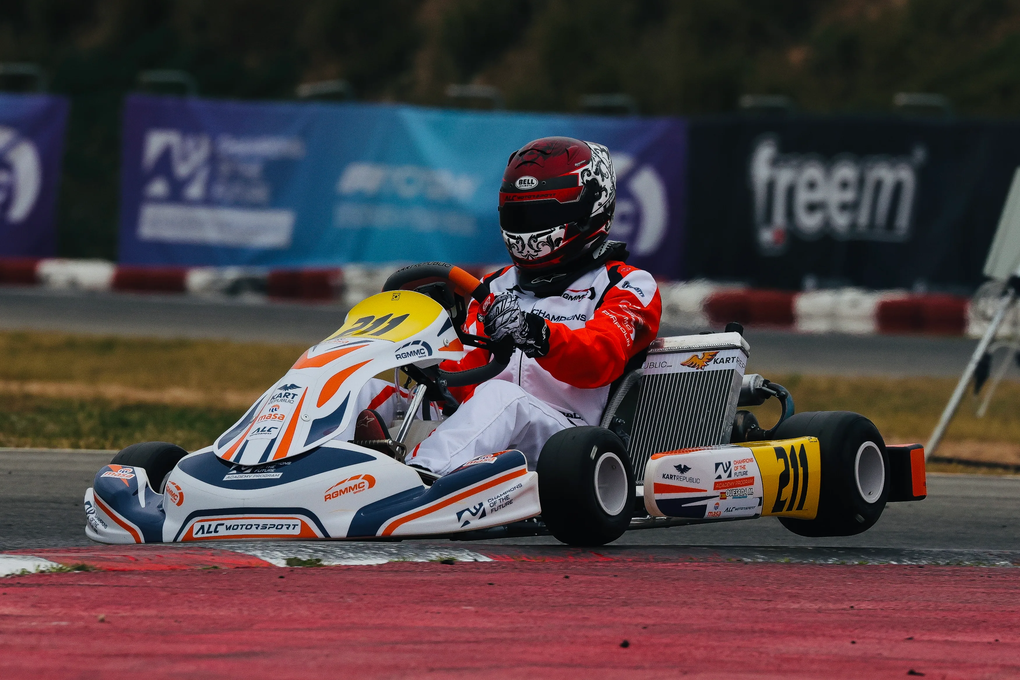 Manuel Quesada conduciendo el kart 211 de Champions of the Future Academy Program.