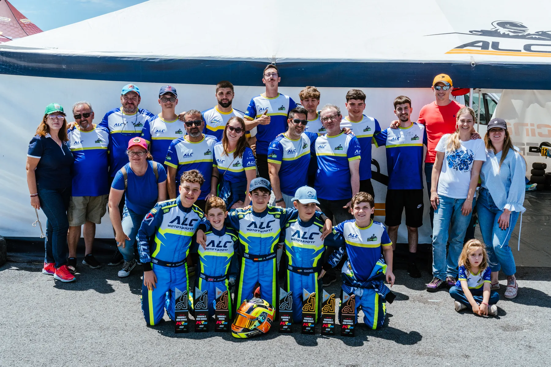 Equipo ALC Motorsport reunido en el paddock