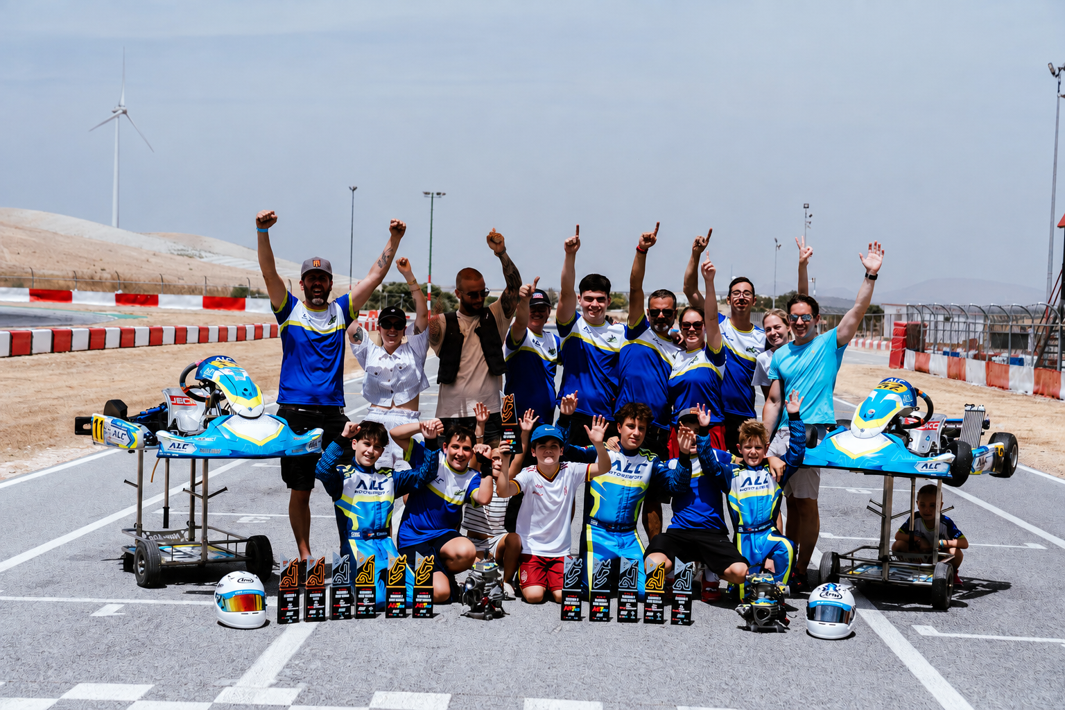 Equipo ALC Motorsport con sus pilotos y karts en el circuito