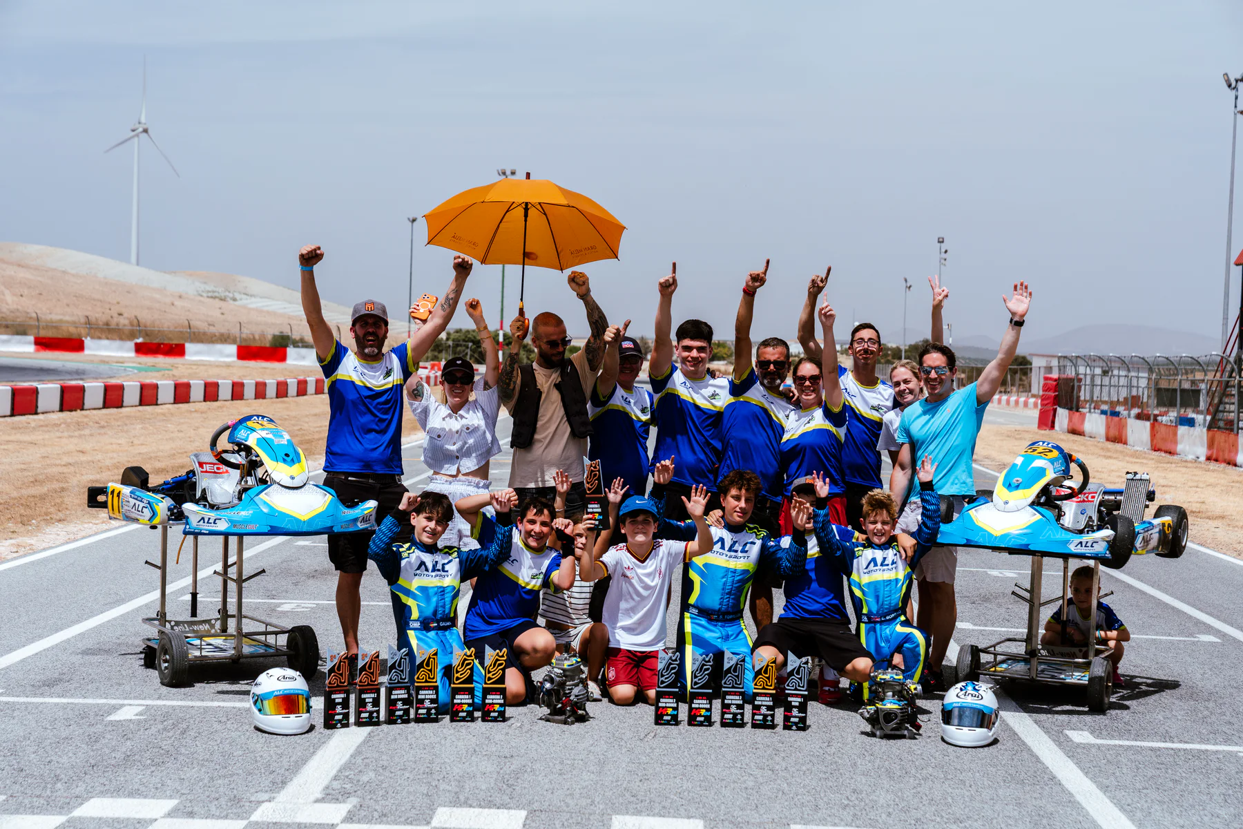Equipo ALC Motorsport con sus pilotos y karts en el circuito